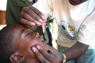 Dreng bliver vaccineret mod Polio