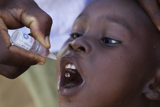 Dreng bliver vaccineret mod Polio
