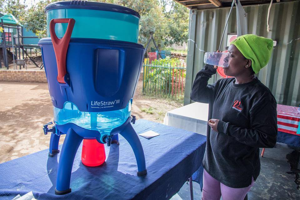 Safe Water-beholdere, hvor hver enhed kan rense drikkevand til 300 personer, er blevet installeret på skoler i fattige landområder nær Pretoria.