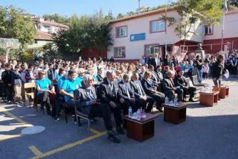 Indvielse af det 80.000 USD store Rotary projekt med taler i skolegården, foto Firat Ustun