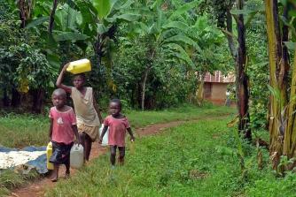 Adgang til rent vand er en kæmpe udfordring, og børnene må tage sin turn med at hente vand ved floden