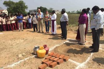 Biskoppens velsignelse af skole byggeriets start 