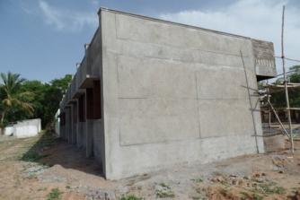 Bygning med pudset vægge 