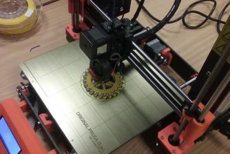 3D printer igang med Rotary logo