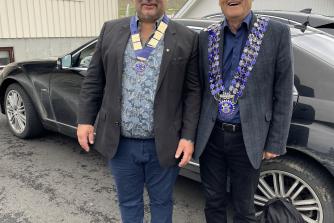 Præsident Eirikur á Húsamørk, Klaksvikar Rotary Klub (t.v.) med Distriktsguvernør John Christensen.