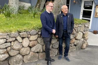 Præsident Regin W. Dalsgaard, Torshavner Rotary Klub (t.v.) med Distriktsguvernør John Christensen.
