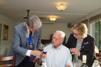 Afgående og kommende præsidenter skåler med klubbens chartermedlem 103 årge Erling Mehlsen