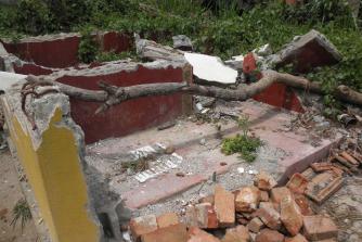 Gammel toiletblok på Haloluwa Primary School nedrevet