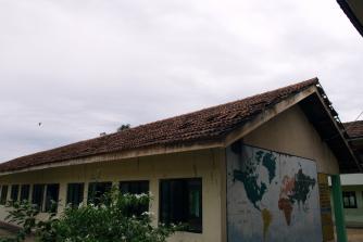 Bygning fra Sri Vinayagar School Vidyalaya i Batticaloa, hvor taget er blevet repareret, men ikke færdigt