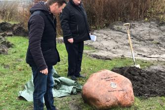 Borgmester Thomas Kastrup-Larsen og Assisterende Guvernør Henrik Westen Jensen har afsløret stenen