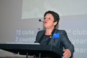 Irena Brichta hilser fra verdenspræsidenten