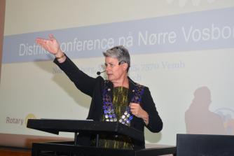 Guvernør Pernille Bloch viser vej fra talerstolen