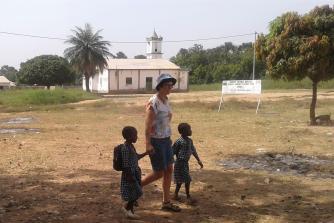 På billedet ses Inger-Lise Katballe i Gambia 