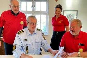 Lokalbetjent Vagn Stensig Kristensen tjekker kuvert og udskrift fra "Retten i Horsens", som står for udtrækningen (Notarius Publicus)