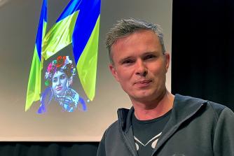 Fotografen fra Jyllands-Posten Casper Dalhoff holdt foredrag om Ukraine og mødet med Peter på Højskolen i Ry i foråret 2022