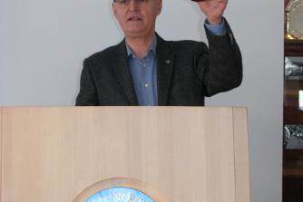 Claus Juel Pedersen fremviser "Helveg-prisen", 2013
