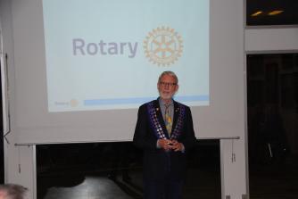DG Knud Skov præsenterer sig selv og Rotary