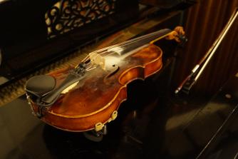 Peter Bank Hornstrups violin tager et hvil