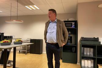 Direktør Lasse Meldgaard fortalte levende om familiefirmaets historie.