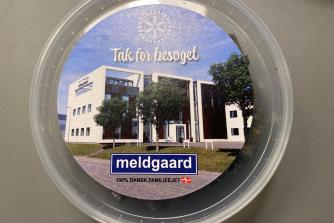 En dåse "rustne søm" med Rotary-logo til alle blev en lækker afsked fra Meldgaards PR-afdeling.