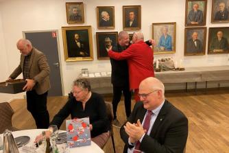 Auktionarius Claus blev takket af "julemanden" for at have skrabet over 6000,-kr. sammen til HeadSpace-projektet.